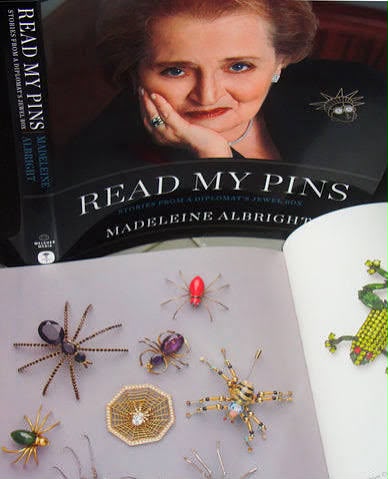 O poder de um broche: como Madeleine Albright transformou acessórios em mensagens