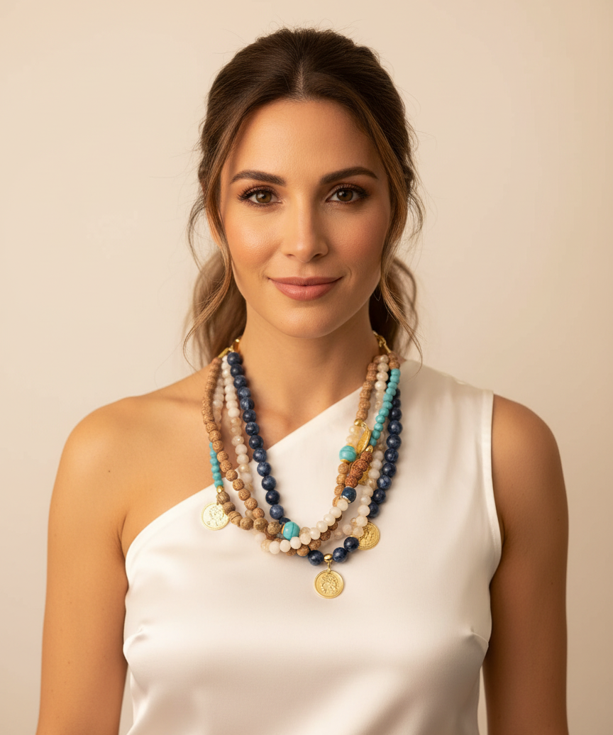 Colar de contas multicoloridas em camadas, com pingente dourado e miçangas turquesa