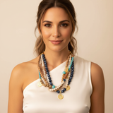 Colar de contas multicoloridas em camadas, com pingente dourado e miçangas turquesa