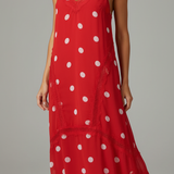 Vestido amplo vermelho com poá branco, alças finas e botões no decote V