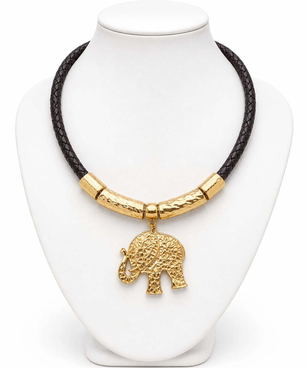 Colar dourado com corrente trançada escura e pingente de elefante