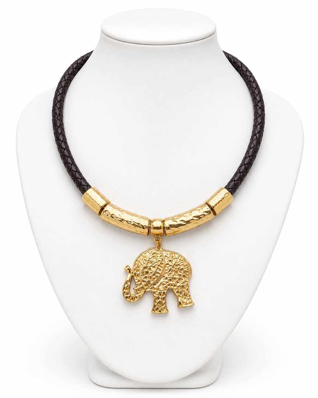 Colar dourado com corrente trançada escura e pingente de elefante