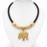 Colar dourado com corrente trançada escura e pingente de elefante