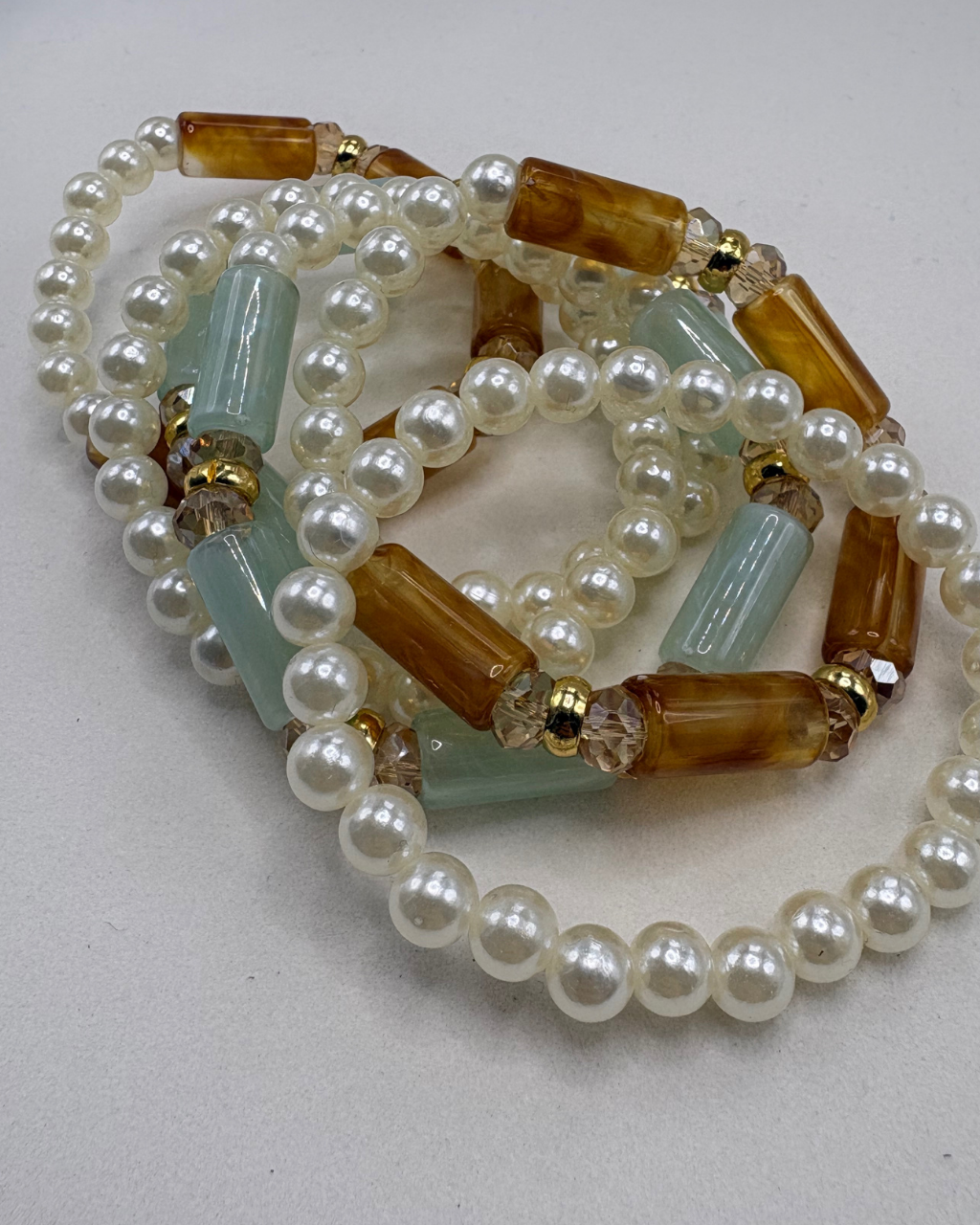 Pulseira de pérolas com contas retangulares caramelo e verde-água, detalhes dourados