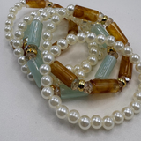 Pulseira de pérolas com contas retangulares caramelo e verde-água, detalhes dourados