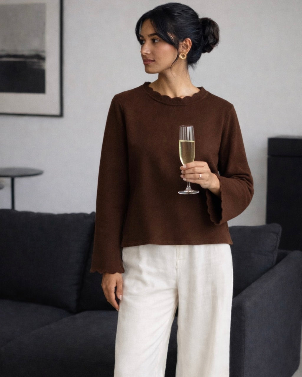 Blusa Julia marrom de manga longa, gola com acabamento ondulado