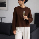 Blusa Julia marrom de manga longa, gola com acabamento ondulado
