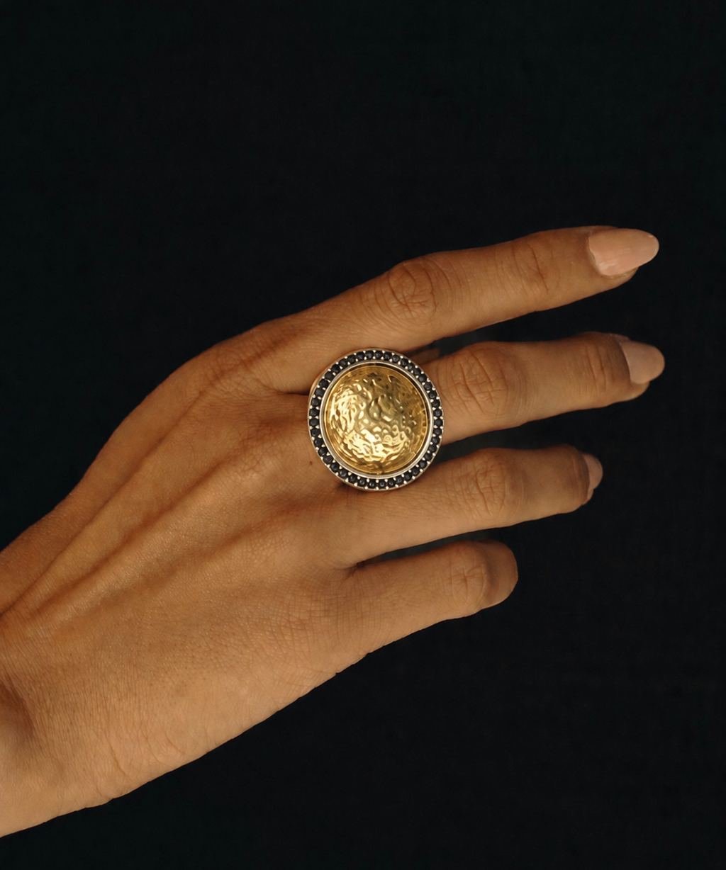 Anel Boston dourado com medalhão oval e aro com pedras pretas
