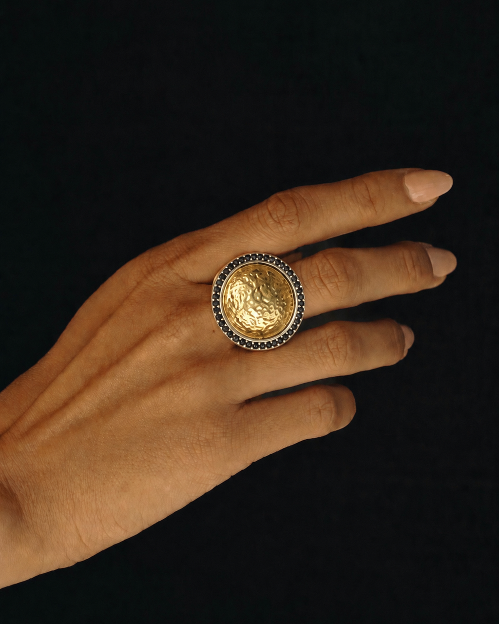 Anel Boston dourado com medalhão oval e aro com pedras pretas