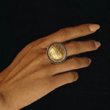 Anel Boston dourado com medalhão oval e aro com pedras pretas