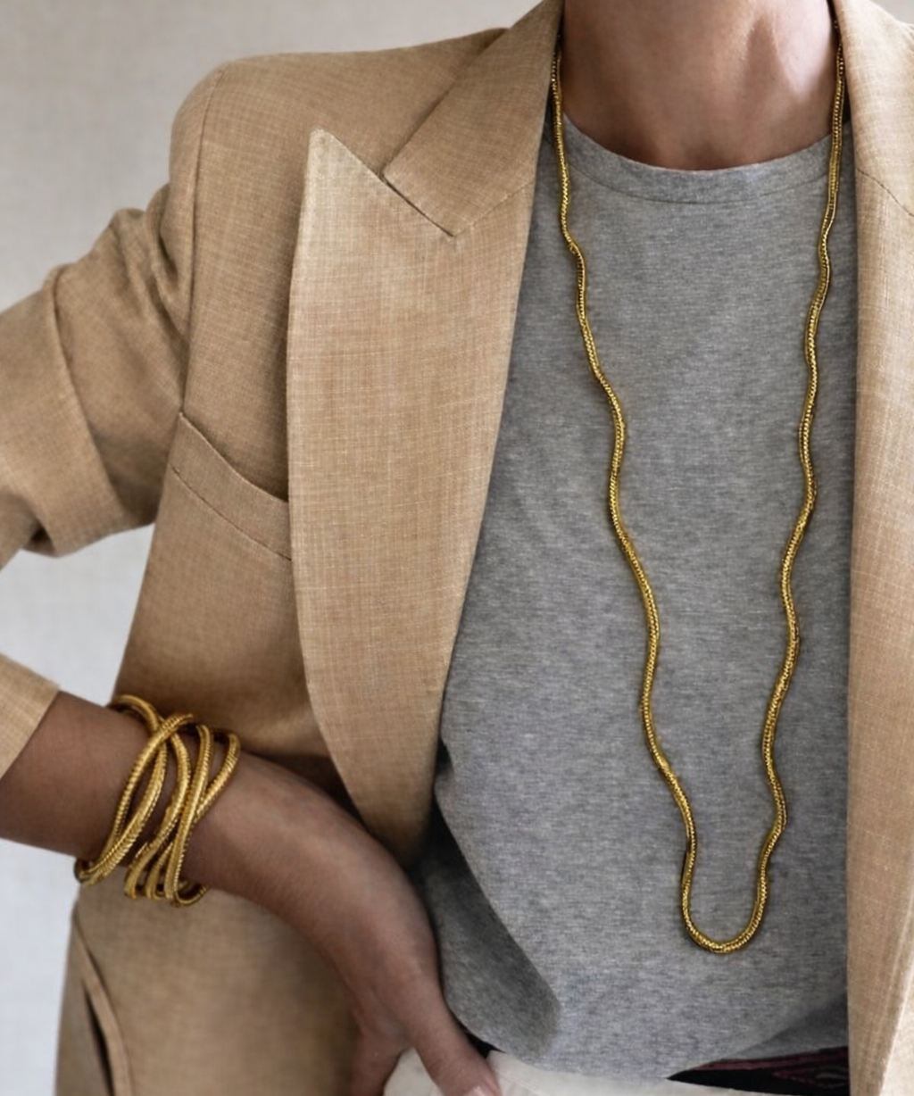 Colar Lorena dourado em camadas com correntes onduladas