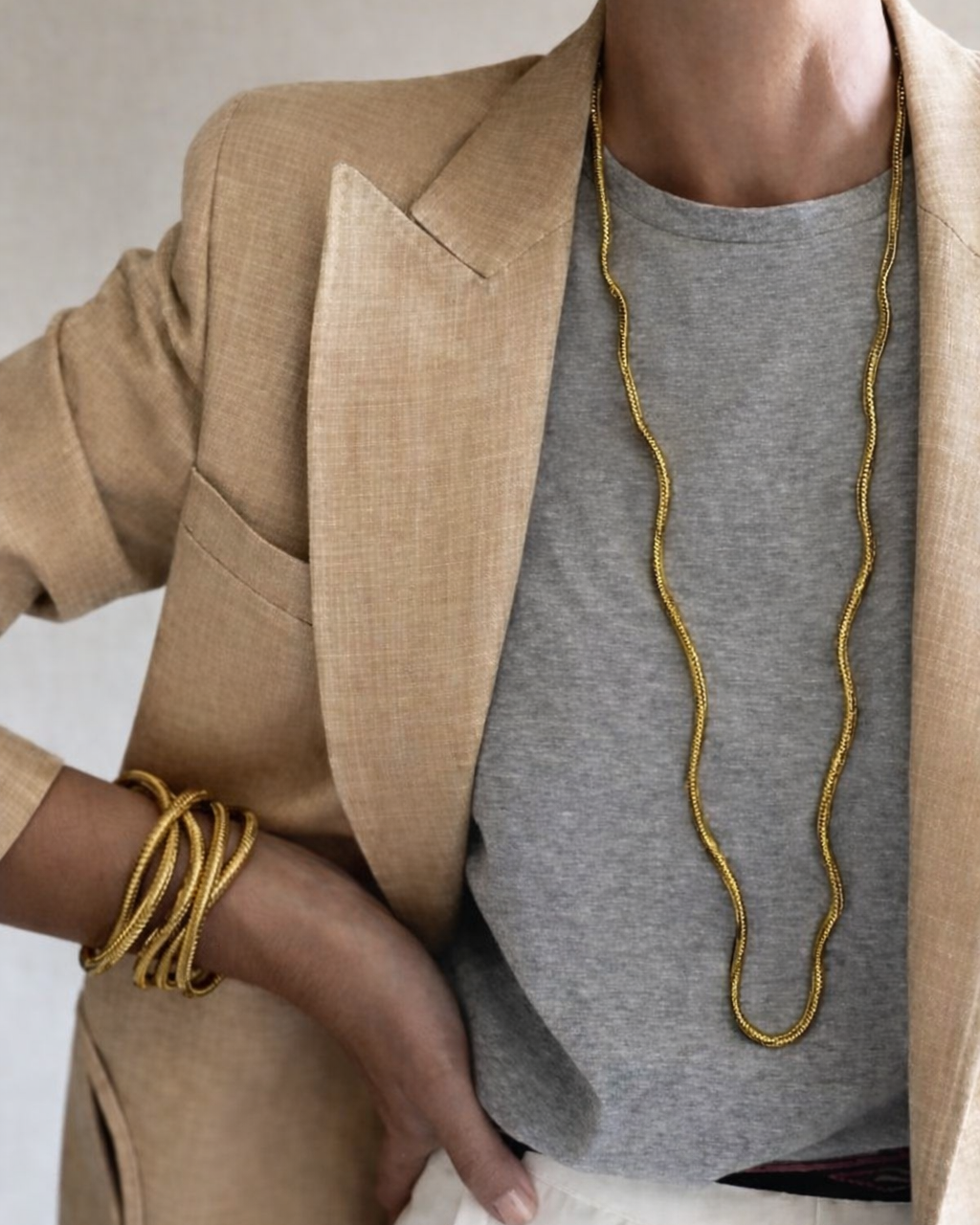 Colar Lorena dourado em camadas com correntes onduladas