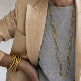 Colar Lorena dourado em camadas com correntes onduladas