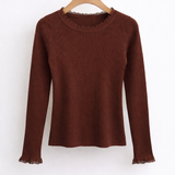 Blusa Amélia marrom em vista frontal, punhos em renda e gola canelada