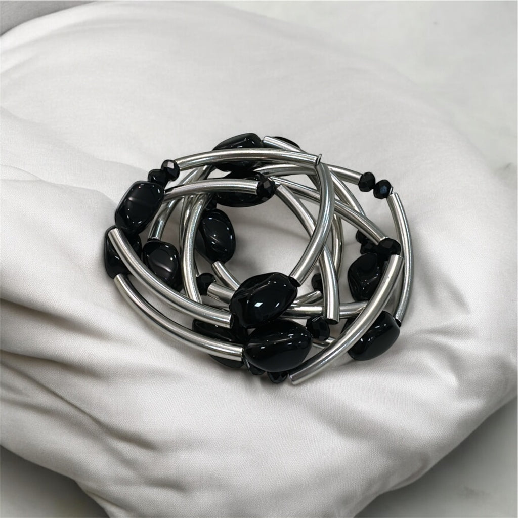 Pulseira de argolas prateadas com contas pretas e detalhes pretos