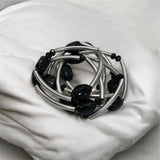 Pulseira de argolas prateadas com contas pretas e detalhes pretos
