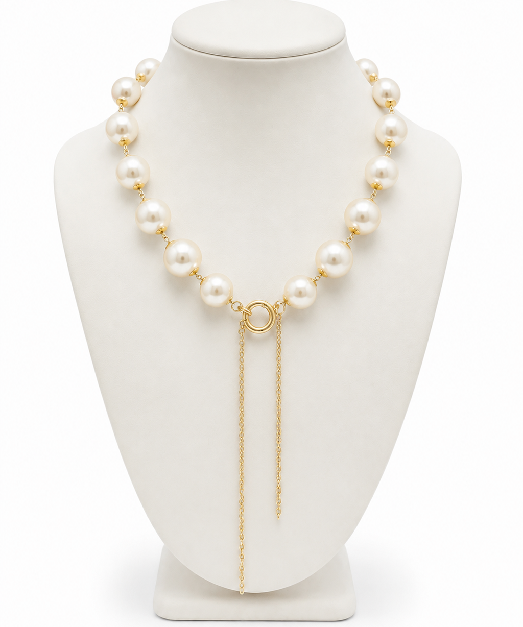Colar de pérolas com fecho dourado e duas correntes pendentes