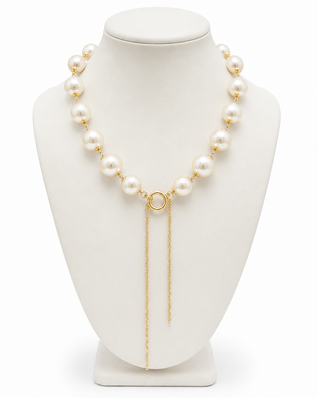 Colar de pérolas com fecho dourado e duas correntes pendentes