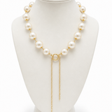 Colar de pérolas com fecho dourado e duas correntes pendentes
