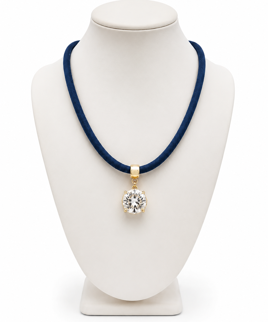 Colar com cordão azul-marinho e pingente de cristal redondo com aro dourado