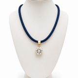 Colar com cordão azul-marinho e pingente de cristal redondo com aro dourado