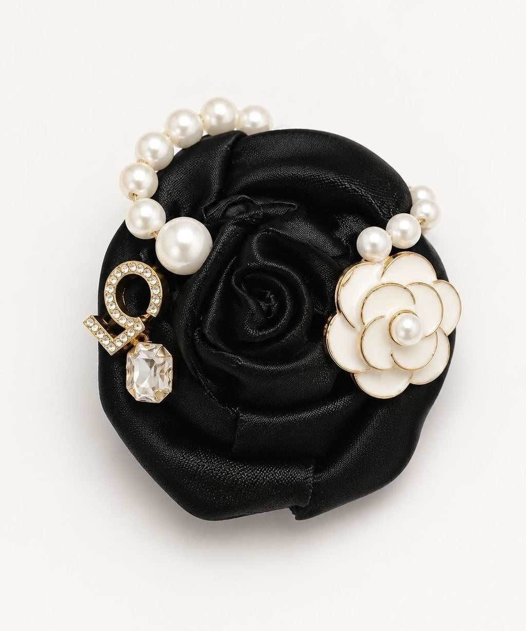 Broche flor preta de cetim com pérolas, pingente oval transparente e camélia dourada