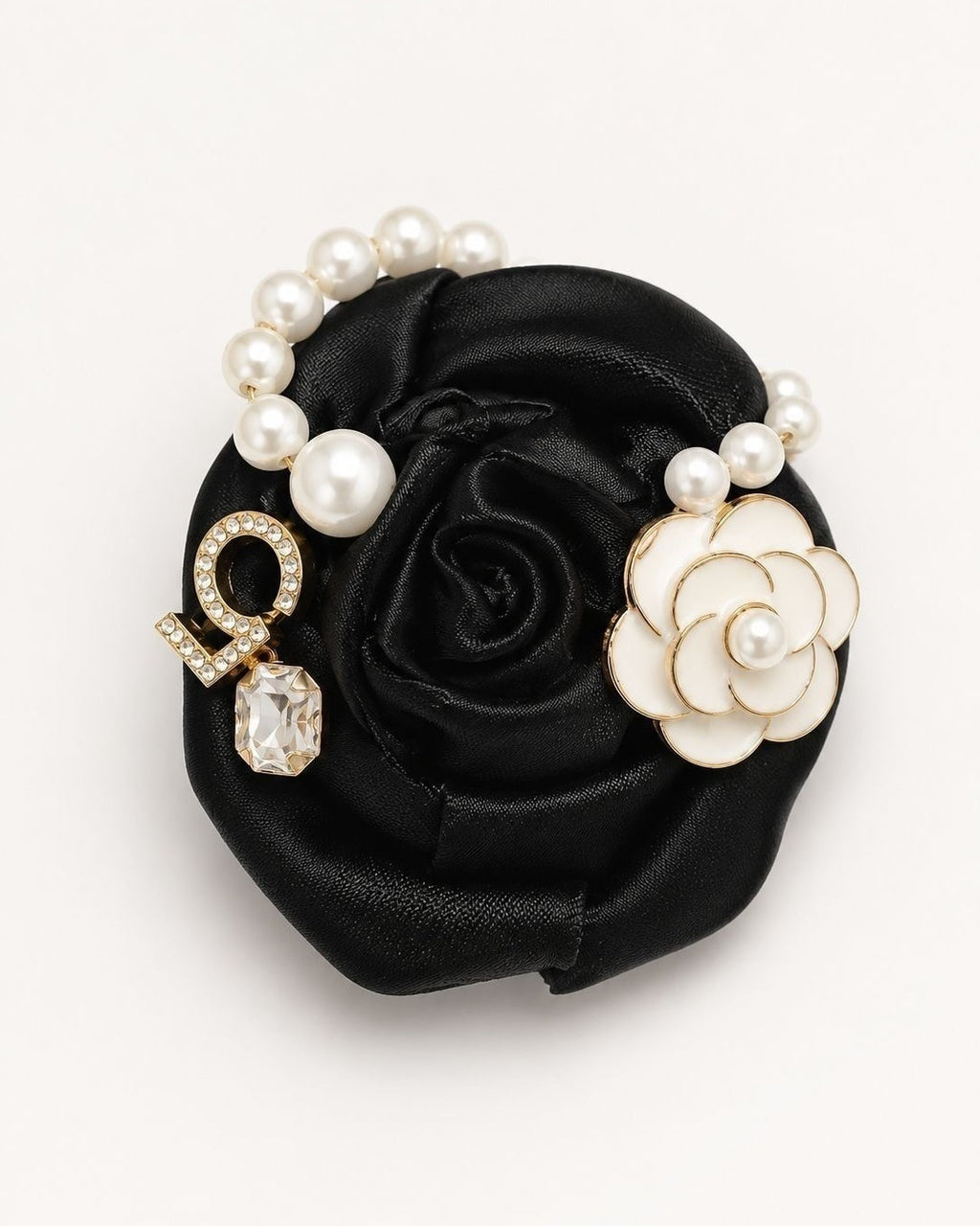 Broche flor preta de cetim com pérolas, pingente oval transparente e camélia dourada