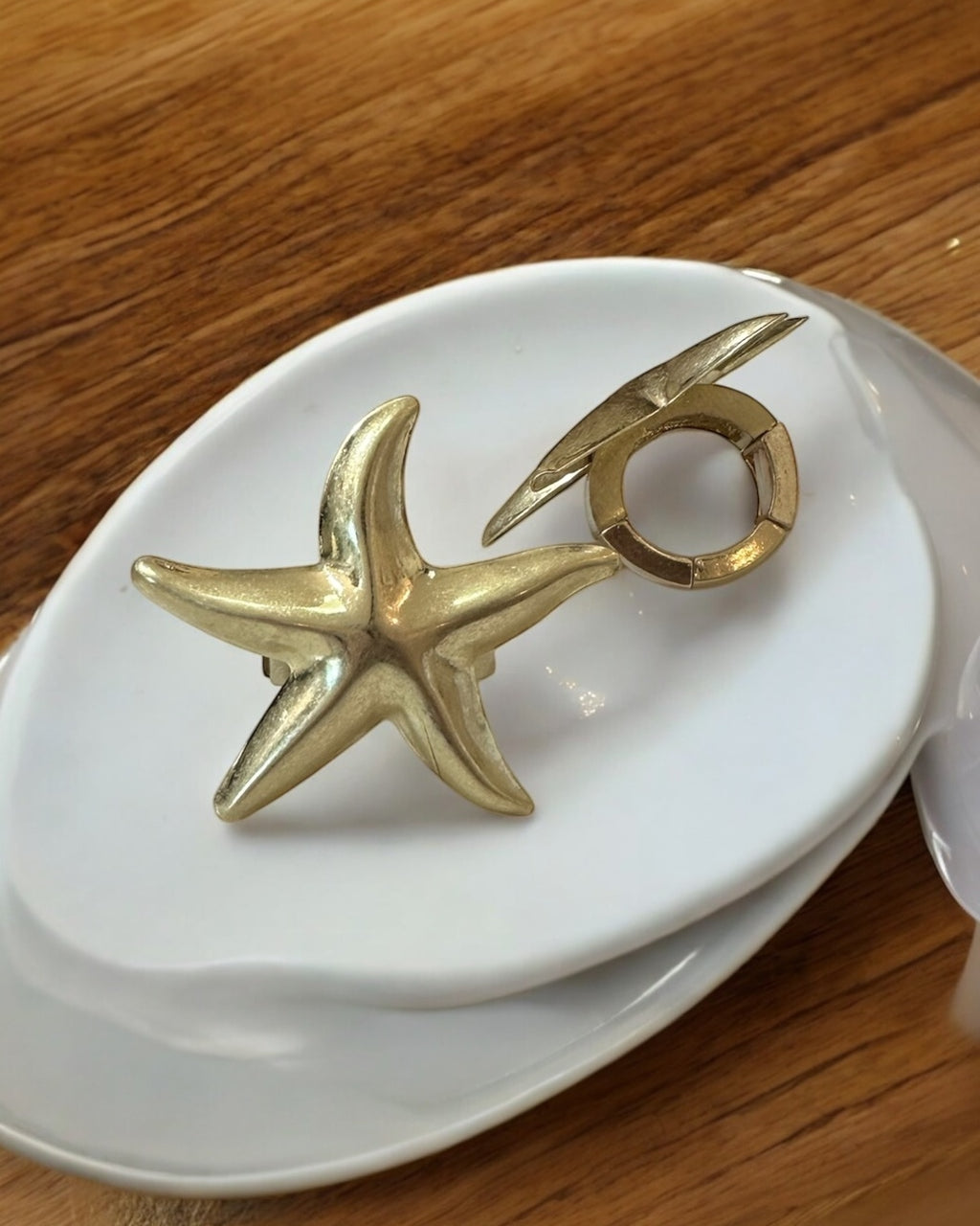 Anel estrela fosca dourado com estrela grande e aro circular