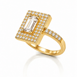Anel dourado com pedra retangular transparente e aro com fileira de cristais