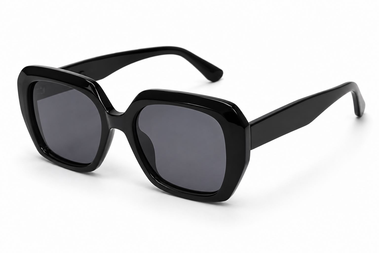 Óculos de sol com armação preta e lentes escuras, formato retrô