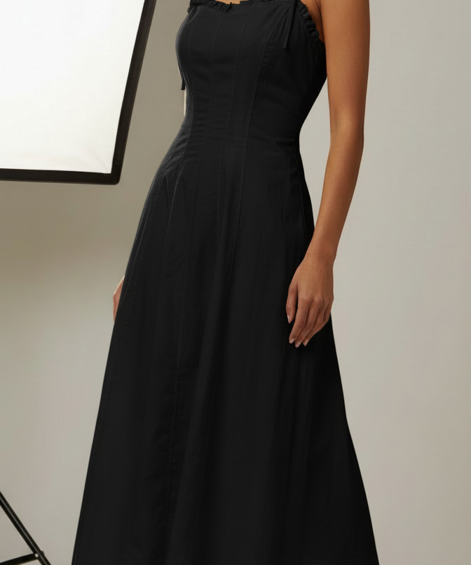 Vestido Monica preto midi com corpete franzido e saia godê