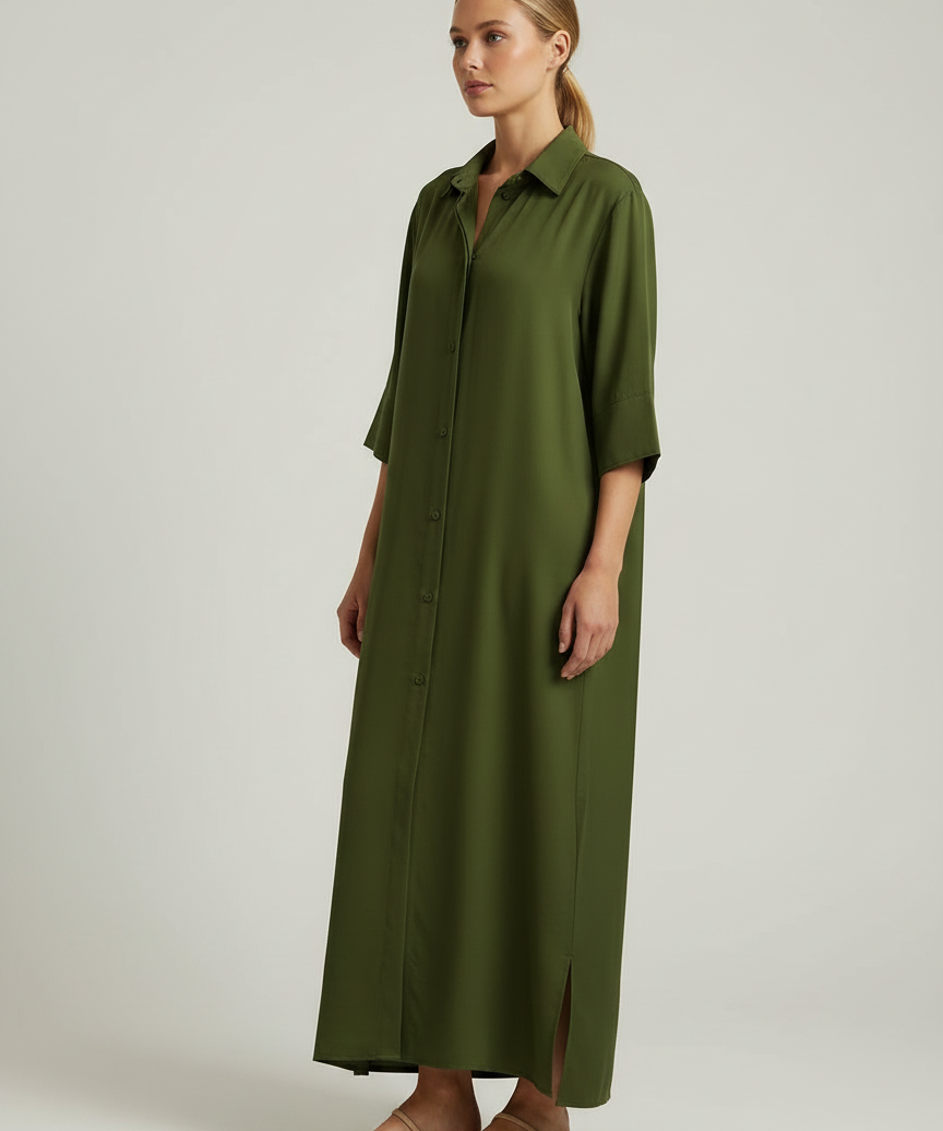 Camisa Majo longa verde escuro, gola aberta e botões frontais, mangas 3/4