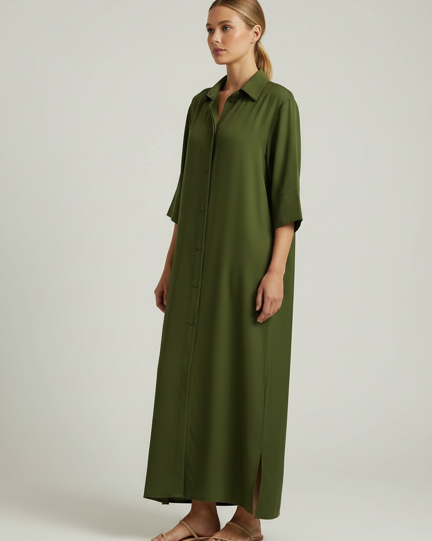 Camisa Majo longa verde escuro, gola aberta e botões frontais, mangas 3/4