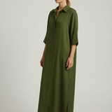 Camisa Majo longa verde escuro, gola aberta e botões frontais, mangas 3/4