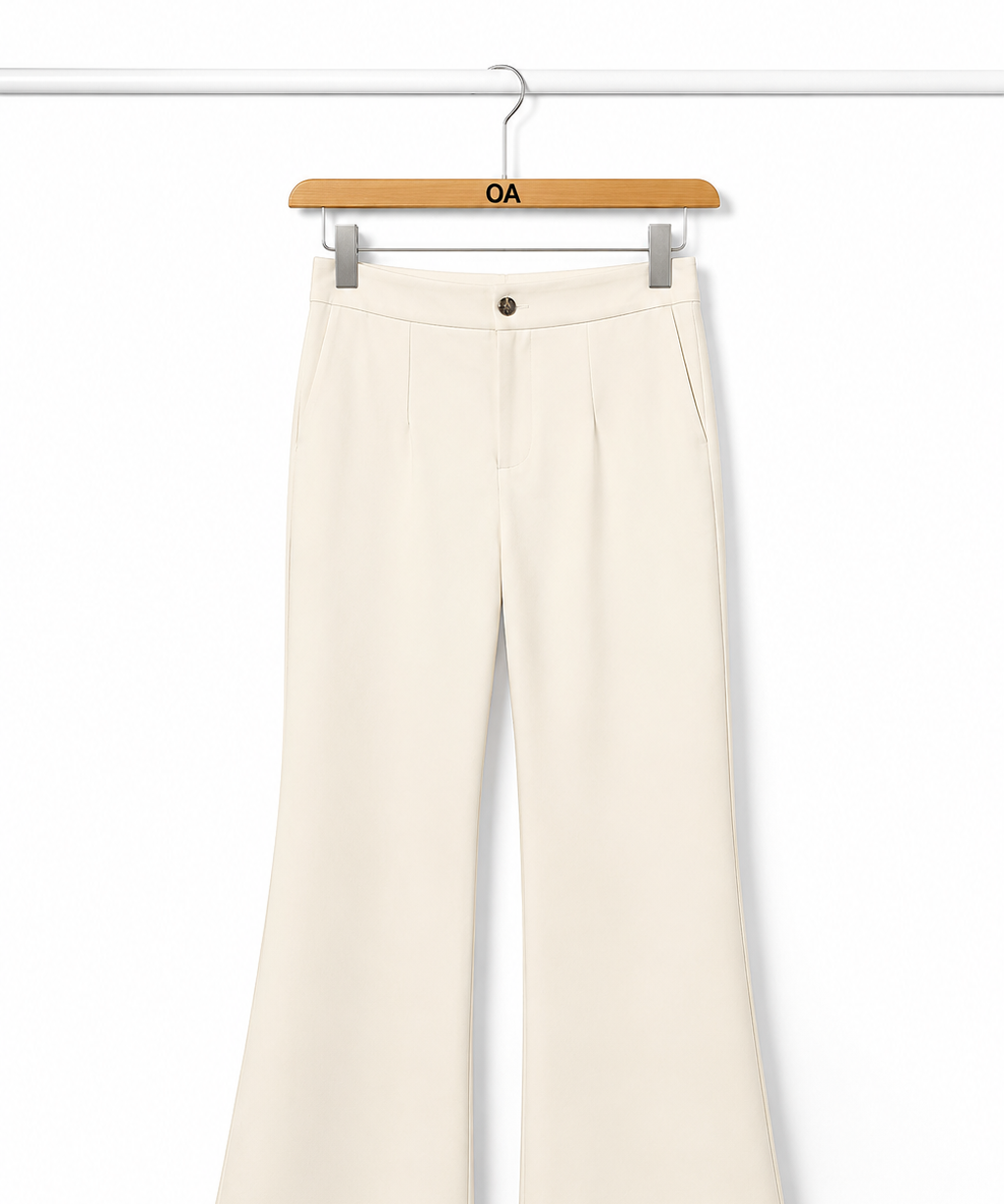 Calça pantalona creme lisa, cintura alta com passantes e abertura frontal com botão