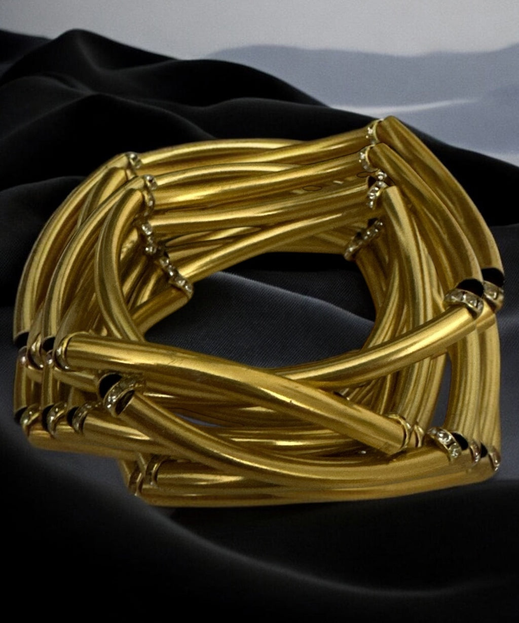 Pulseira dourada estilo bracelete com correntes trançadas e tarugos