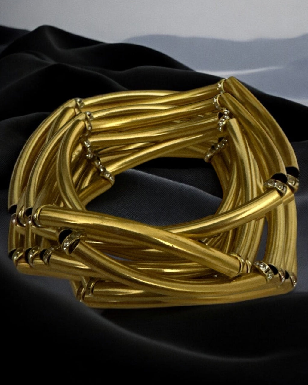Pulseira dourada estilo bracelete com correntes trançadas e tarugos