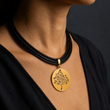 Colar de couro preto com pingente redondo dourado da Árvore da Vida