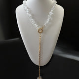 Colar com choker de pedras brancas e pingente de estrela alongado, corrente dourada