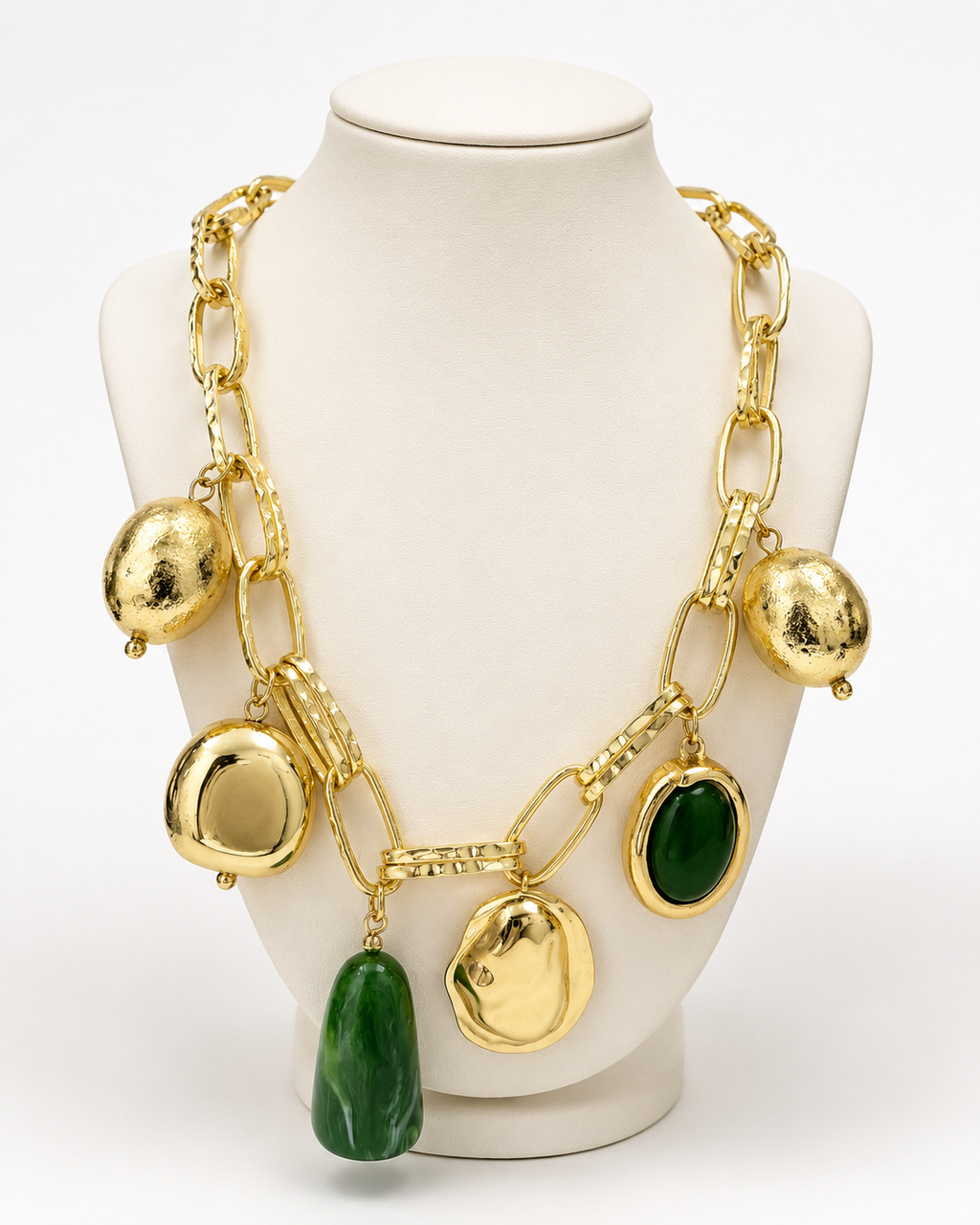 Colar indiana dourado com correntes e pingentes com pedras verdes