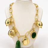 Colar indiana dourado com correntes e pingentes com pedras verdes
