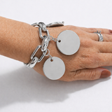 Pulseira prateada com corrente e duas placas redondas lisas