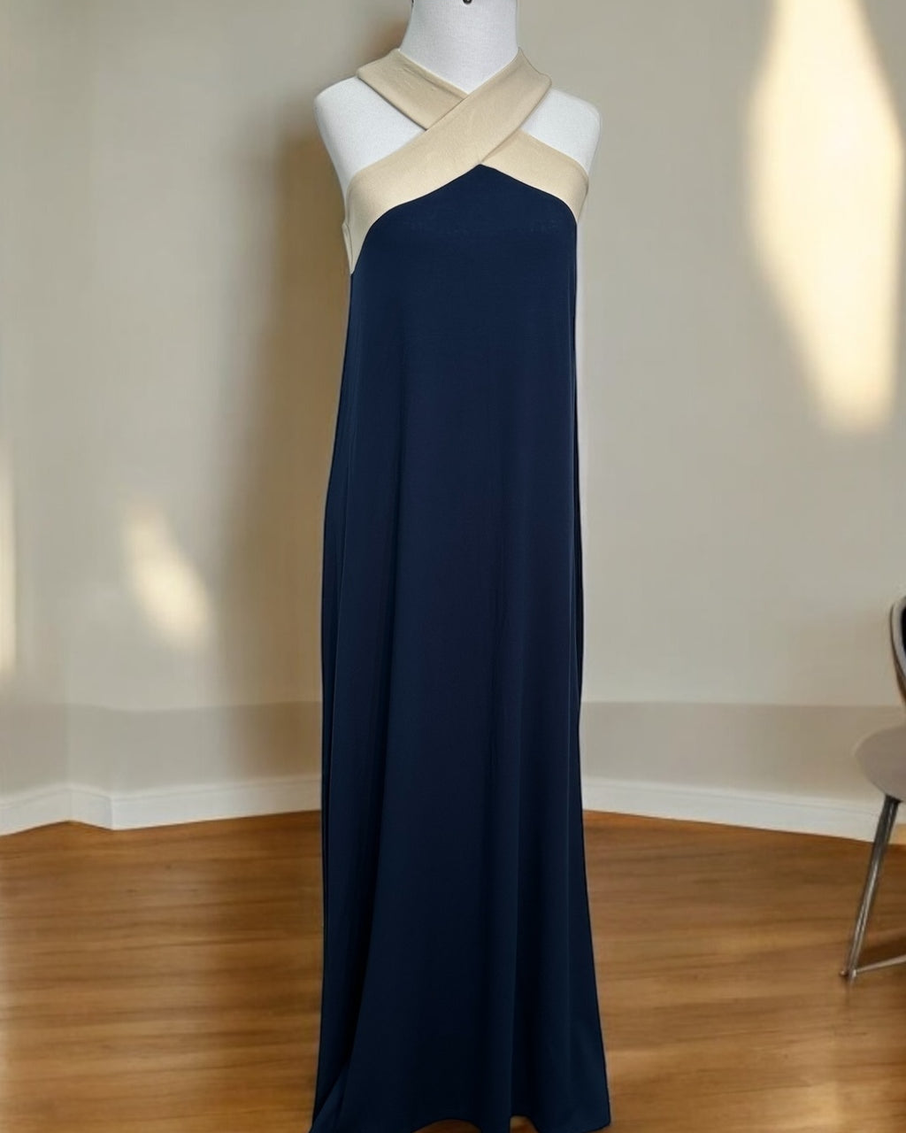 Vestido Analice longo azul-marinho de um ombro com faixa transpassada
