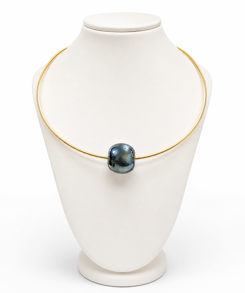 Colar com corrente dourada e pingente esférico azul escuro