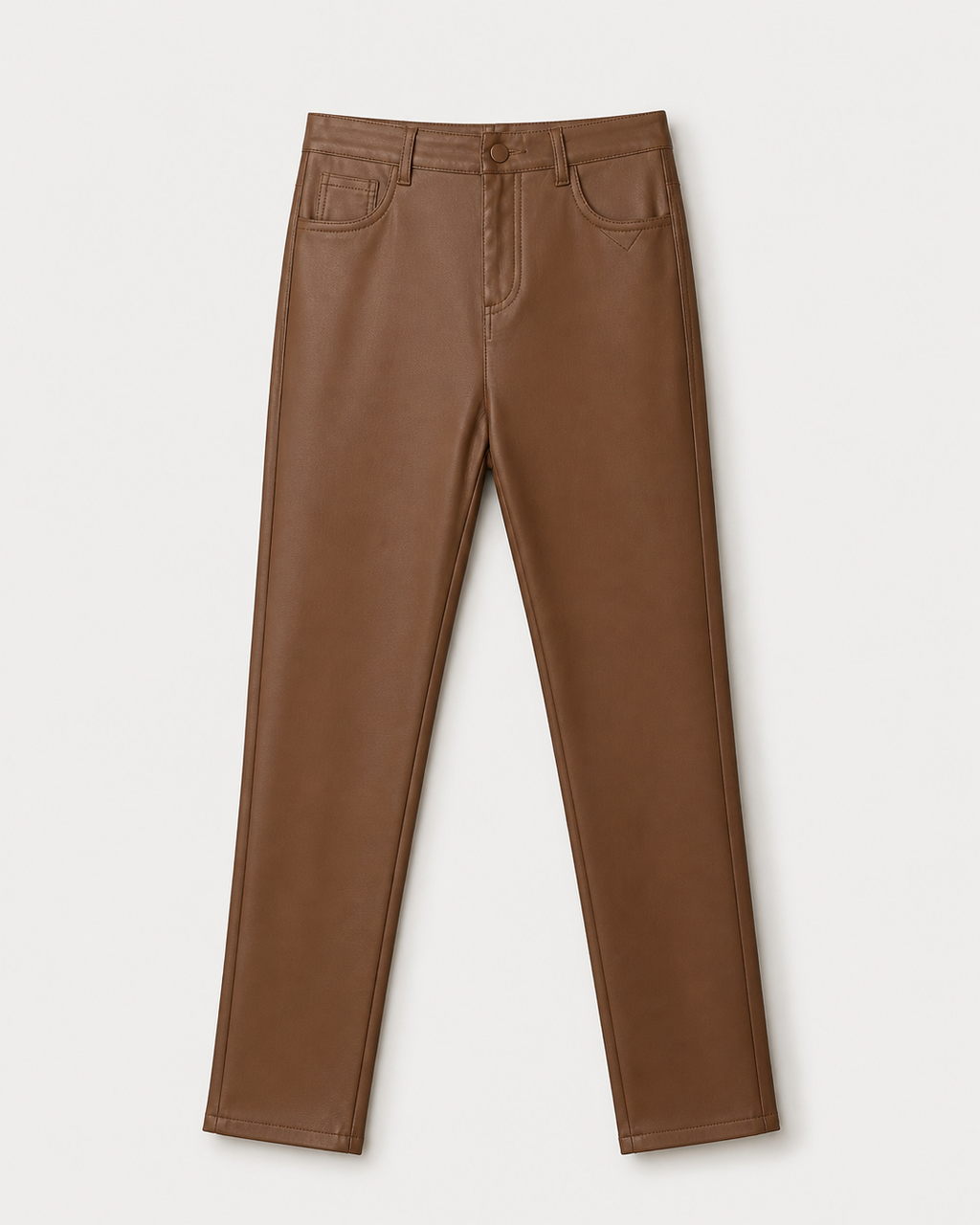 Calça skinny marrom caramelo, cintura com botão, bolsos frontais e passantes.