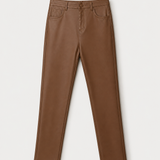 Calça skinny marrom caramelo, cintura com botão, bolsos frontais e passantes.