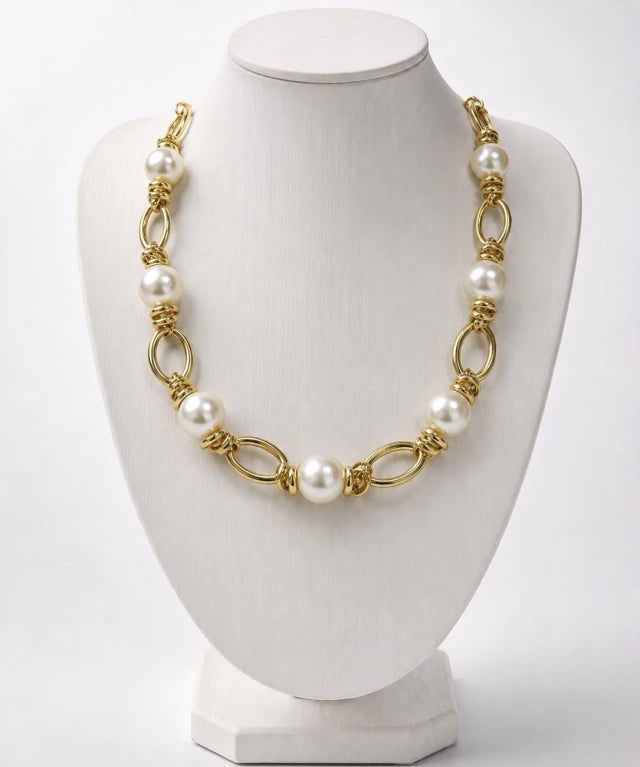 Colar dourado com pérolas brancas e elos ovais entrelaçados