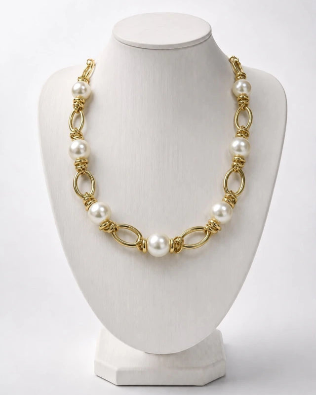 Colar dourado com pérolas brancas e elos ovais entrelaçados
