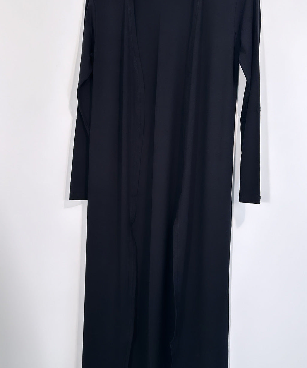 Cardigan longo preto, manga longa, frente aberta e sobreposição tipo robe