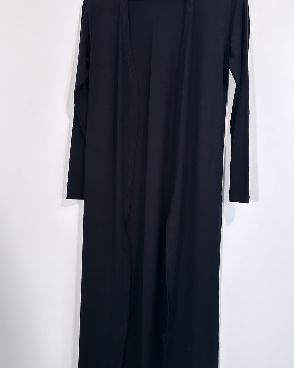 Cardigan longo preto, manga longa, frente aberta e sobreposição tipo robe